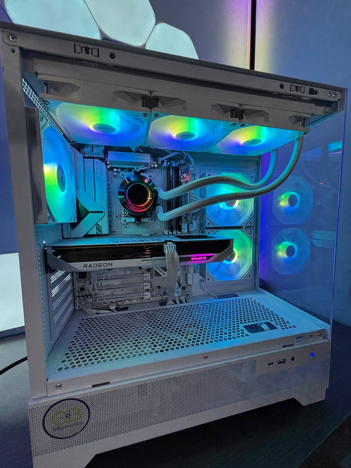 GeB GAMING COMPETITIVE AMD WHITE - RX 9060 XT 16GB - immagine 2